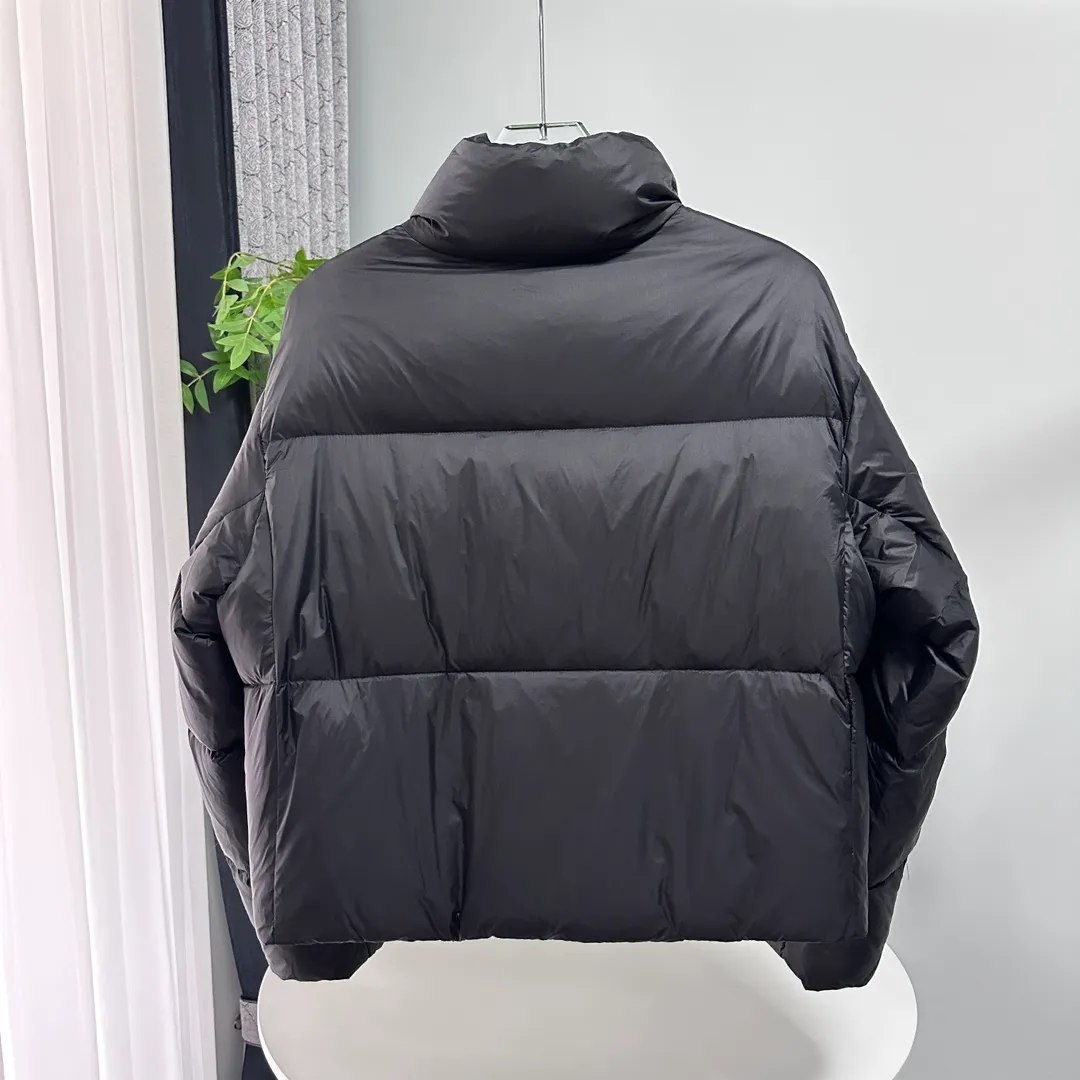P780 Style number: Y112 𝗚𝗮𝗻𝗮𝗱𝗮 𝗚𝗼𝗼𝘀𝗲｜Canada Goose Cypress series women's short puff/down jacket Color: black, silver Size: XS, S, M, Customized original high-density waterproof recycled Feather-Light tear-resistant fabric, waterproof and windproof, light and fluffy. The interior adopts nylon double-layer sealing design! The interior is filled with 90% white duck down of the national standard, and the down content is as high as 350 grams. Fluffy, plump and soft to the touch.